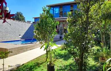 Imagem: A casa possui 4 Dormitórios, 5 Banheiros, 3 Vagas na garagem