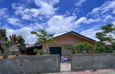 Imagem: A casa possui 3 Dormitórios, 2 Banheiros, 3 Vagas na garagem