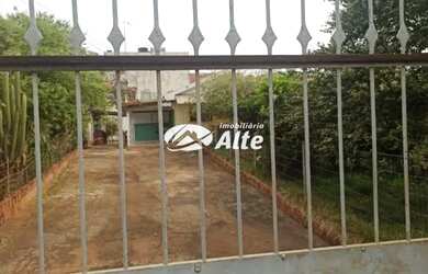 Imagem: A casa possui 3 Dormitórios, 1 Banheiro, 2 Vagas na garagem