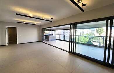 Imagem: O apartamento possui 3 Dormitórios, 2 Banheiros, 4 Vagas na