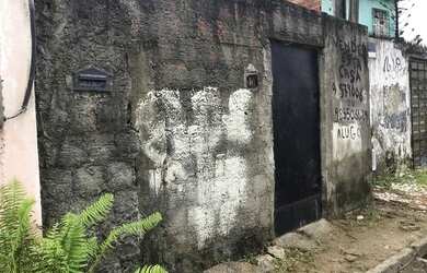 Imagem: A casa possui 3 Dormitórios, 1 Banheiro, 2 Vagas na garagem