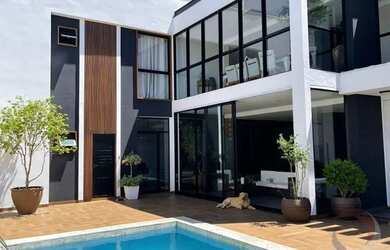 Imagem: A casa possui 4 Dormitórios, 5 Banheiros, 5 Vagas na garagem