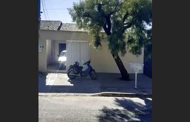 Imagem: A casa possui 3 Dormitórios, 2 Banheiros, 2 Vagas na garagem