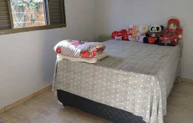 Imagem: A casa possui 2 Dormitórios, 2 Banheiros, 2 Vagas na garagem