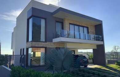 Imagem: A casa em condomínio possui 4 Dormitórios, 5 Banheiros, 4