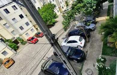 Imagem: O apartamento possui 2 Dormitórios, 1 Banheiro, 1 Vaga na garagem