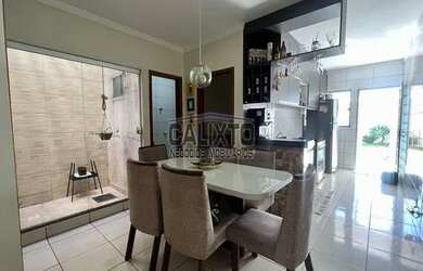 Imagem: A casa possui 2 Dormitórios, 1 Banheiro, 2 Vagas na garagem