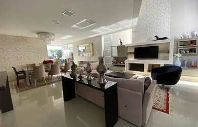 Imagem: A casa possui 4 Dormitórios, 4 Vagas na garagem e está localizado