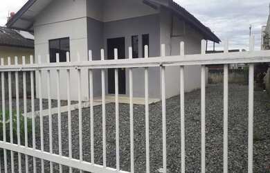 Imagem: A casa possui 2 Dormitórios, 1 Banheiro, 2 Vagas na garagem