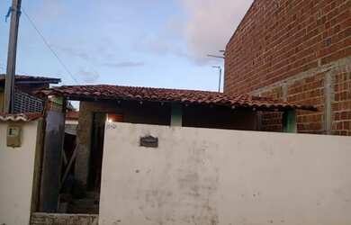 Imagem: A casa possui 3 Dormitórios, 2 Banheiros e está localizado