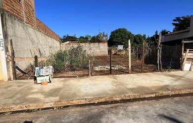 Imagem: O terreno possui 320m² de Área e está localizado em Jardim