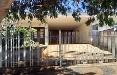 Imagem: A casa possui 3 Dormitórios, 4 Banheiros, 3 Vagas na garagem