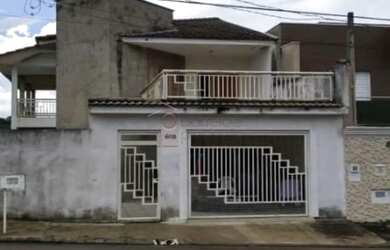 Imagem: A casa possui 3 Dormitórios, 2 Banheiros, 2 Vagas na garagem