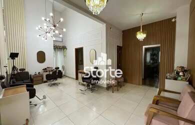 Imagem: O depósito possui 4 Vagas na garagem, 241m² de Área e está