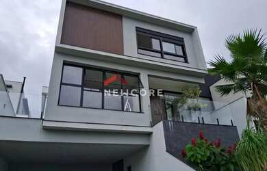 Imagem: A casa em condomínio possui 4 Dormitórios, 5 Banheiros, 4