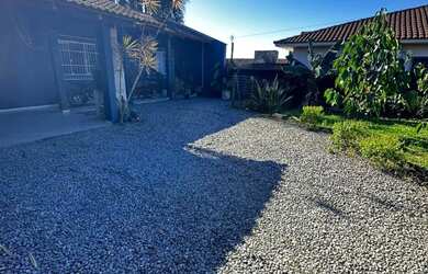 Imagem: A casa possui 2 Dormitórios, 1 Banheiro, 2 Vagas na garagem