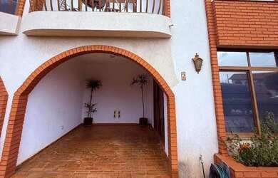 Imagem: A casa possui 3 Dormitórios, 2 Banheiros, 2 Vagas na garagem