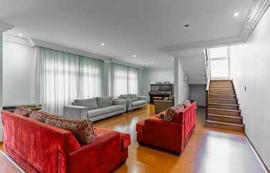 Imagem: A casa possui 4 Dormitórios, 5 Banheiros, 2 Vagas na garagem