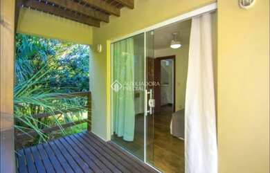 Imagem 11: Casa com amplo terreno na Praia do Rosa - Conforto e localização privilegiada