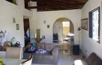 Imagem: A casa possui 2 Dormitórios, 1 Banheiro, 1 Vaga na garagem