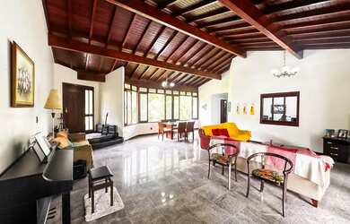 Imagem: A casa em condomínio possui 5 Dormitórios, 4 Banheiros, 3