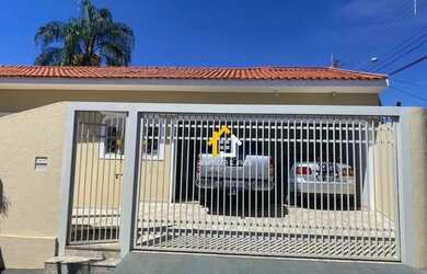 Imagem: A casa possui 3 Dormitórios, 2 Banheiros, 2 Vagas na garagem
