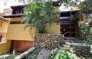 Imagem: A casa possui 3 Dormitórios, 4 Banheiros, 4 Vagas na garagem