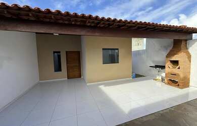 Imagem: A casa possui 3 Dormitórios, 2 Banheiros, 2 Vagas na garagem