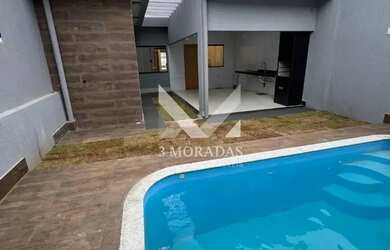 Imagem: A casa possui 3 Dormitórios, 3 Banheiros, 2 Vagas na garagem