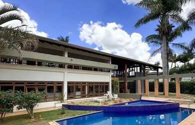 Imagem: A casa possui 4 Dormitórios, 5 Banheiros, 657m² de Área