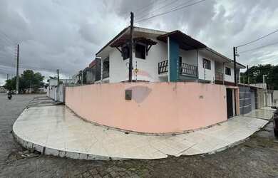 Imagem: A casa possui 3 Dormitórios, 3 Banheiros, 320m² de Área e