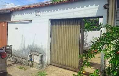 Imagem: A casa possui 3 Dormitórios, 2 Banheiros, 3 Vagas na garagem