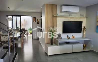 Imagem: A casa possui 3 Dormitórios, 5 Banheiros, 2 Vagas na garagem