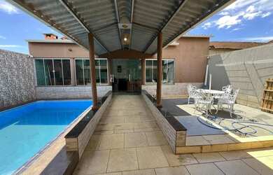 Imagem: A casa possui 3 Dormitórios, 5 Banheiros, 2 Vagas na garagem