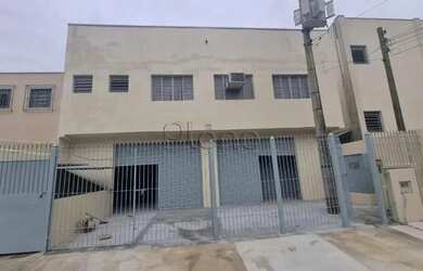 Imagem: O depósito possui 2 Vagas na garagem, 450m² de Área e está