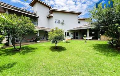 Imagem: A casa possui 3 Dormitórios, 3 Banheiros, 4 Vagas na garagem