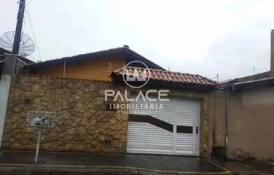 Imagem: A casa possui 2 Dormitórios, 1 Banheiro, 2 Vagas na garagem