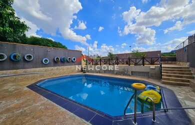 Imagem: A casa possui 2 Dormitórios, 3 Banheiros, 2 Vagas na garagem