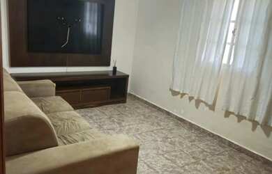 Imagem: A casa possui 3 Dormitórios, 1 Banheiro, 2 Vagas na garagem