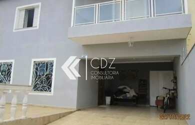 Imagem: A casa possui 3 Dormitórios, 2 Banheiros, 4 Vagas na garagem