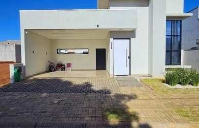 Imagem: A casa em condomínio possui 3 Dormitórios, 2 Banheiros, 4