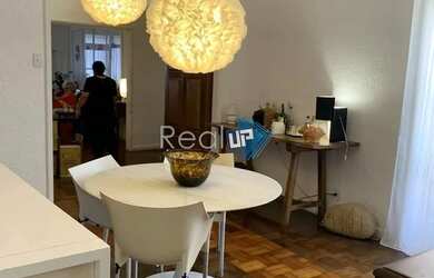 Imagem: O apartamento possui 3 Dormitórios, 1 Banheiro, 1 Vaga na garagem