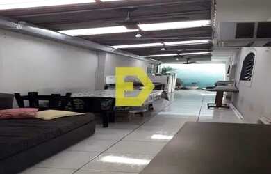 Imagem: A casa possui 4 Dormitórios, 2 Banheiros, 1 Vaga na garagem