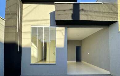 Imagem: A casa possui 3 Dormitórios, 3 Banheiros, 2 Vagas na garagem