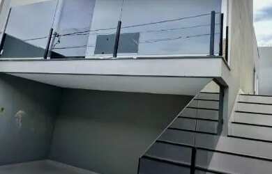 Imagem: A casa possui 3 Dormitórios, 2 Banheiros, 1 Vaga na garagem