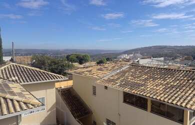 Imagem: A casa possui 3 Dormitórios, 3 Banheiros, 4 Vagas na garagem