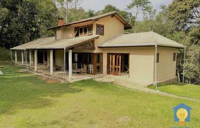 Imagem: A casa em condomínio possui 4 Dormitórios, 4 Banheiros, 5