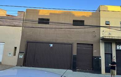 Imagem: O depósito possui 5 Vagas na garagem, 230m² de Área e está