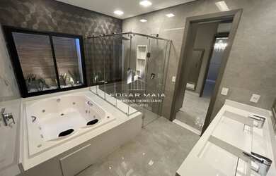 Imagem: A casa em condomínio possui 5 Dormitórios, 5 Banheiros, 4