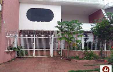 Imagem: O depósito possui 2 Vagas na garagem, 200m² de Área e está